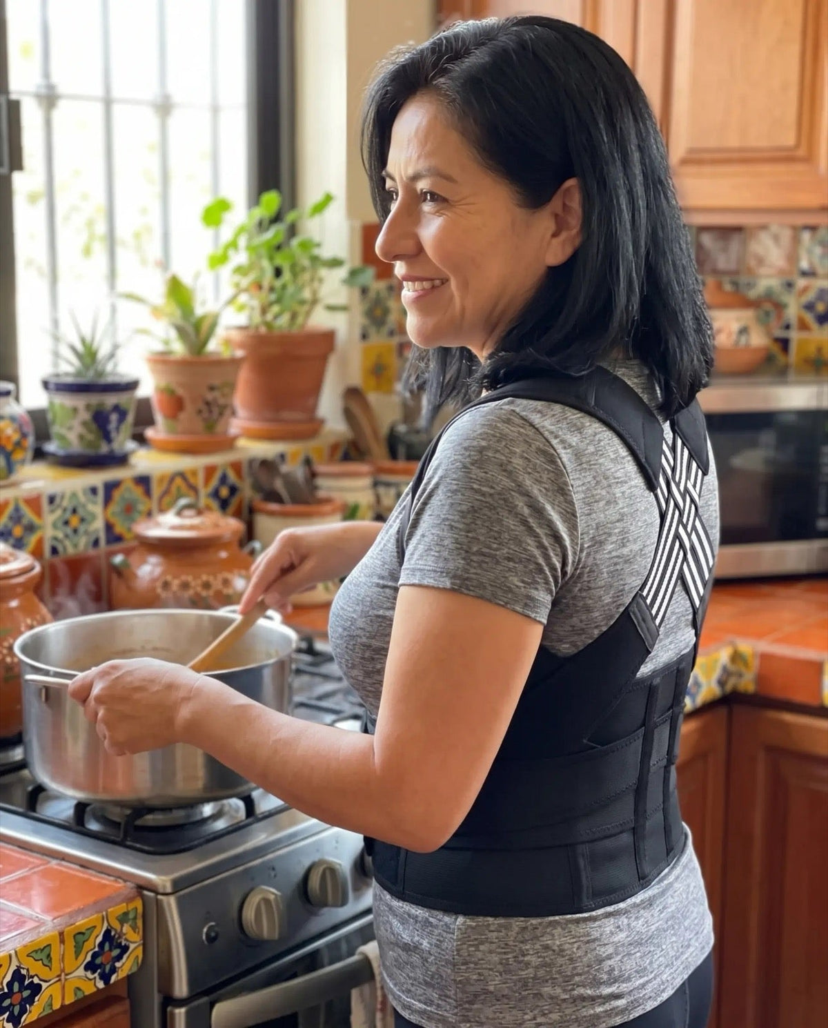 Mujer cocinando con el corrector de postura
